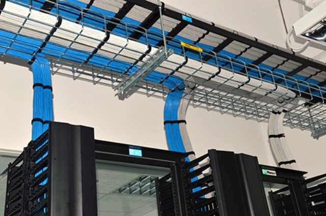 Infraestructura tecnológica de un edificio inteligente mostrando servidores con luces azules