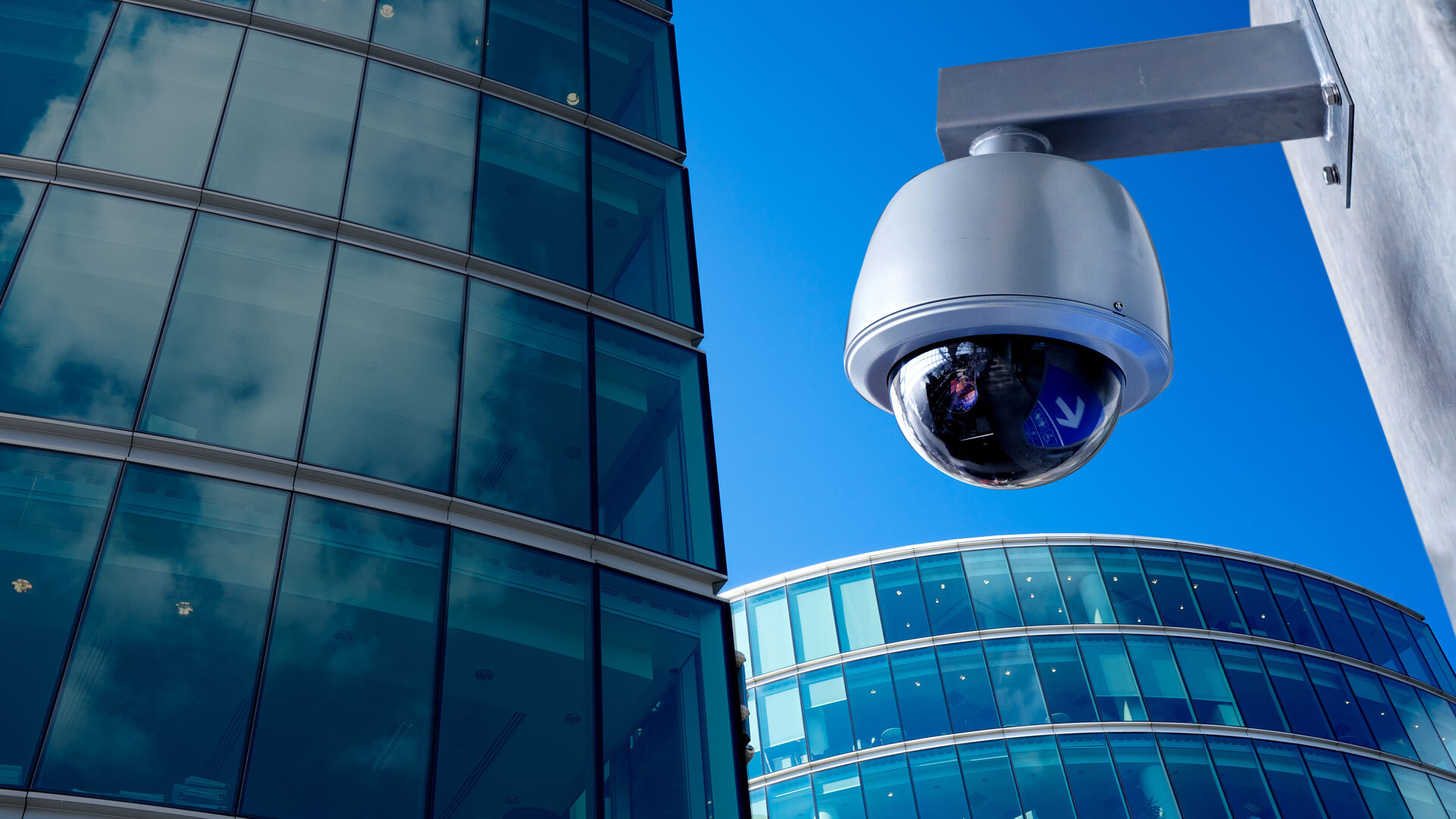 Infraestructura tecnológica de un edificio inteligente mostrando servidores con luces azules