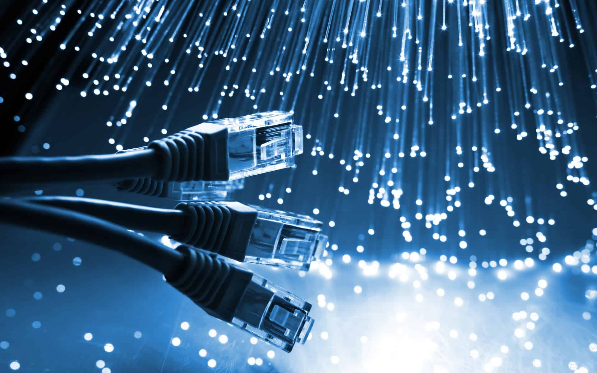 Infraestructura tecnológica de un edificio inteligente mostrando servidores con luces azules
